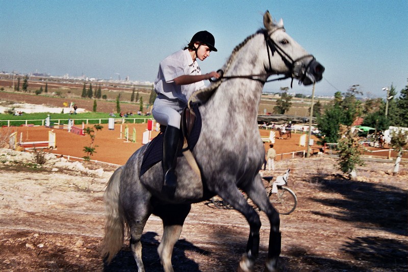 יעל האגר רוכבת על סוס