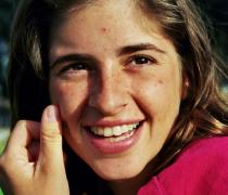 במהלך לימודיה בתיכון השתתפה במגוון תחרויות ברכיבה אנגלית-זכתה בגביעים ומדליות לרוב. במהלך לימודיה בתיכון השתתפה במגוון תחרויות ברכיבה אנגלית-זכתה בגביעים ומדליות לר