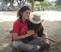 השקיעה שעות ברכיבה על סוסים, הפכה את המאנז' לביתה השני. השקיעה שעות ברכיבה על סוסים,הפכה את המאנז' לביתה השני.