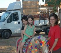 עבדה כמדריכה לרכיבה בכמה חוות – חווית הרוכבים, דני היי, רודיאו רמות. עבדה כמדריכה לרכיבה בכמה חוות – חווית הרוכבים, דני היי, רודיאו רמות.